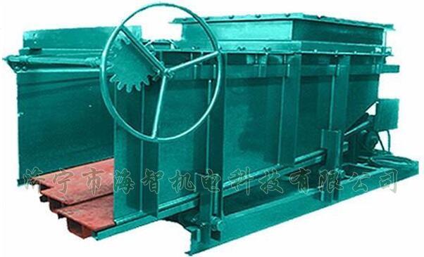 導(dǎo)料槽設(shè)有多個(gè)活動(dòng)式底板，底板在回程過(guò)程中可以承受物料所帶來(lái)的摩擦力